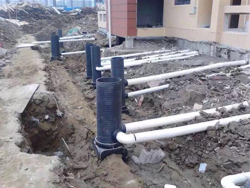 小區檢查井（jǐng）汙水管網施工現場